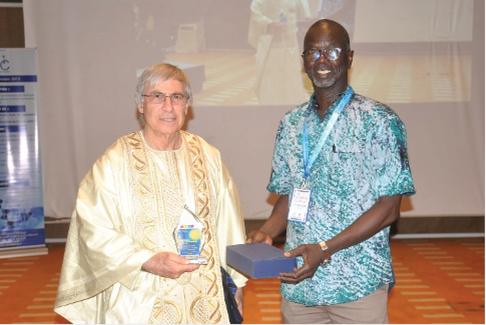 Prof. Matar Seck remitting to IUPAC President a gift.