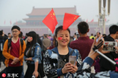 Figure 2 On 1 October 2017, tens of thousands of visitors from across the country watched the National Day flag-raising ceremony in Tian’anmen Square in Beijing.