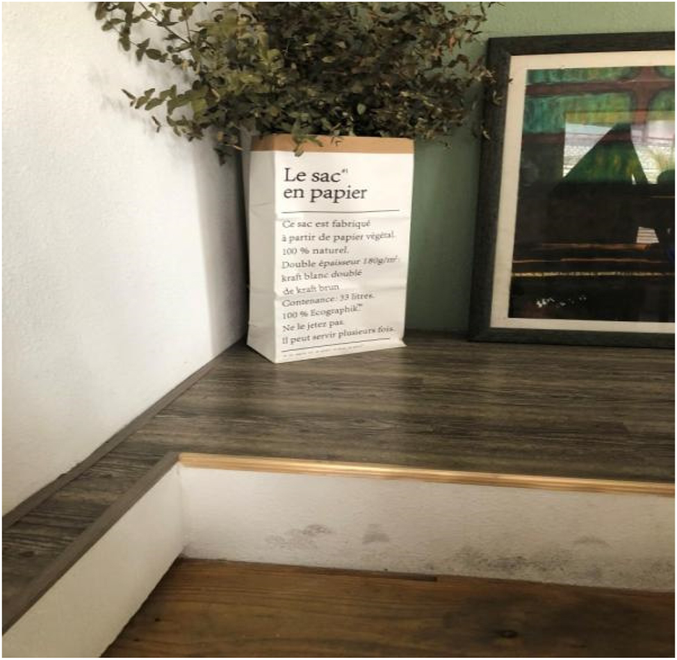 Figure 20: 
A French sign on the second floor of Time Falls Café (April 2019).
