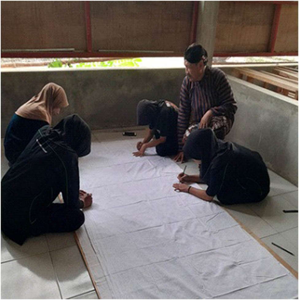 Figure 8 
                  Tracing pattern on fabric (author’s documentation).
               