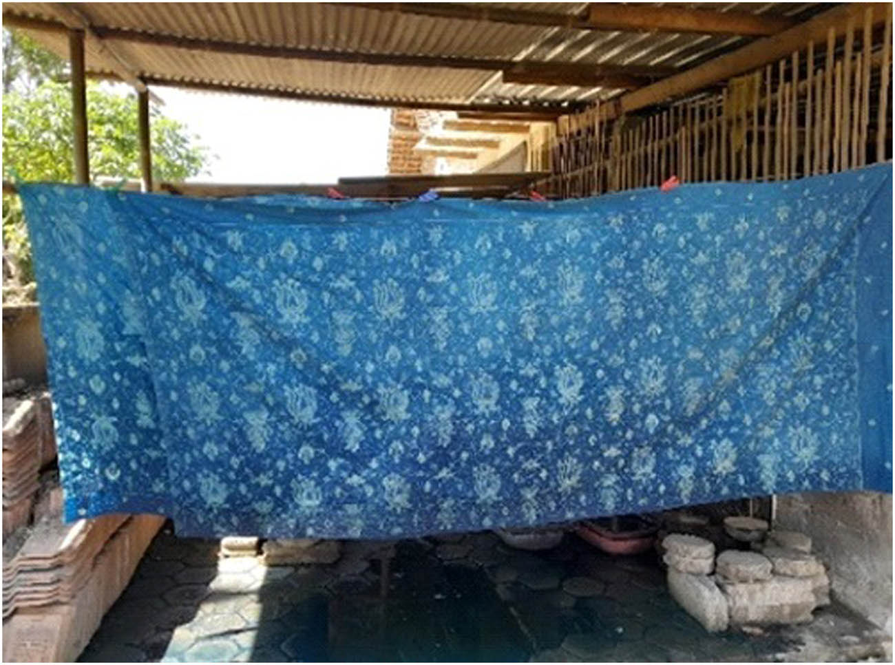 Figure 10 
                  The fabric is left to dry after being dyed with keji beling natural dyes (author’s documentation).
               