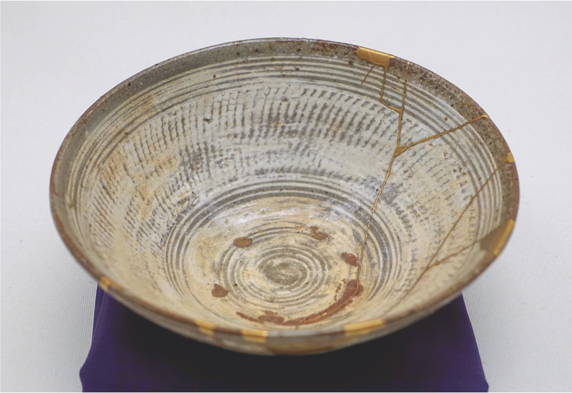 1 Teeschale, Joseon Dynastie, 16. Jahrhundert, Mishima-hakeme Typus, Berlin, Ethnologisches Museum, repariert in der Kintsugi-Technik