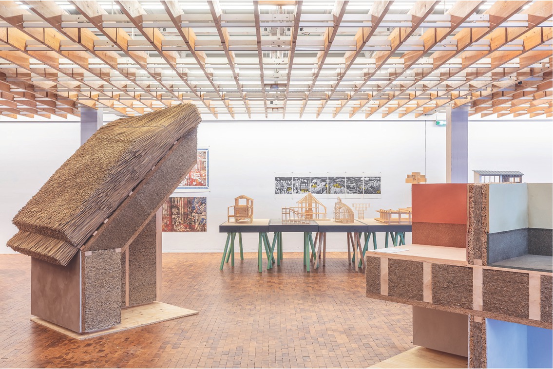 2 The Great Repair, Blick in die Ausstellung (2023), Vordergrund: Material Cultures, Paludiculture Construction Fragments, 2023. Hintergrund: Assemble, Methods of Assembly, seit 2020