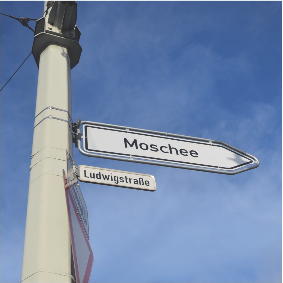 1 Braunschweig, Ludwigstraße, 2024 installierter Wegweiser zur Merkez-Moschee, 2025
