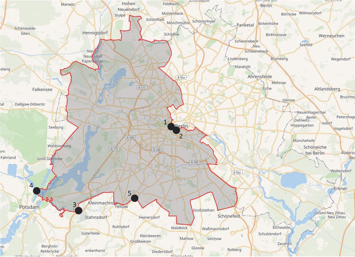 1 Der Verlauf der Berliner Mauer mit den hier besprochenen Beispielen: 1) Wachturm Erna-Berger-Straße, Berlin-Mitte; 2) Niederkirchner Straße, Berlin-Mitte; 3) Albrechts Teerofen, Grenzkontrollstelle Dreilinden, Berlin-Zehlendorf; 4) Grenzübergangstelle Nedlitz/ Bertinienge, Potsdam; 5) Grenzabschnitt Teltow-Seehof, Teltow, Landkreis Potsdam-Mittelmark