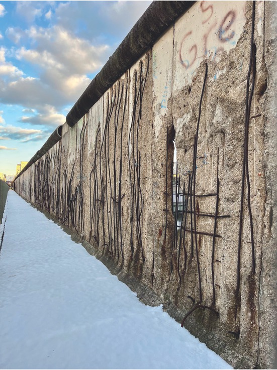 3 Berlin-Mitte, Mauerabschnitt an der Niederkirchner Straße mit sichtbaren Fehlstellen im Beton, 2024