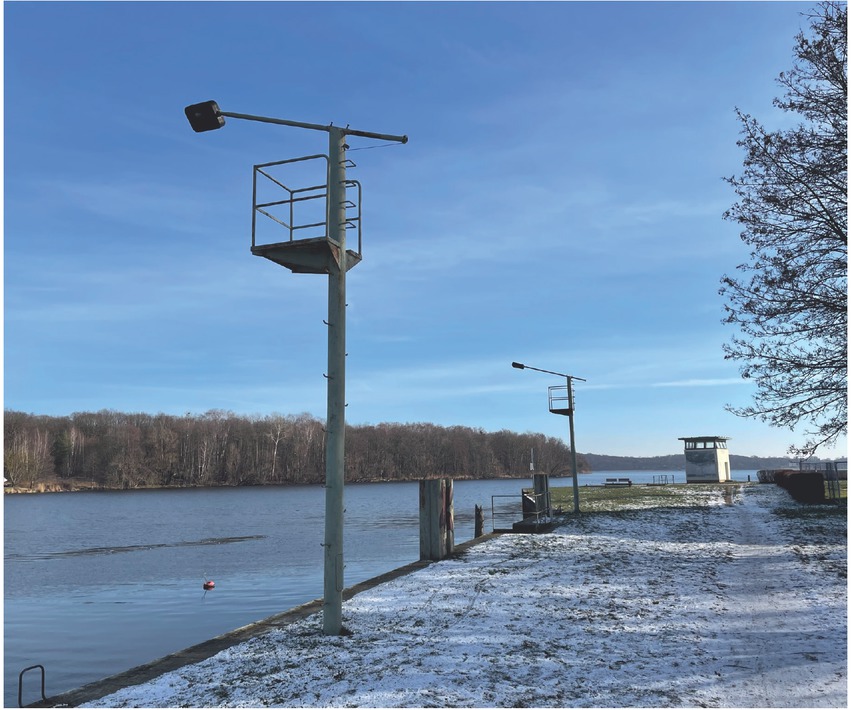 5 Potsdam, Leuchten und Wachturm am Anlegepunkt der Grenzübergangsstelle (GüSt) Nedlitz/Bertinienge, Potsdam, 2023