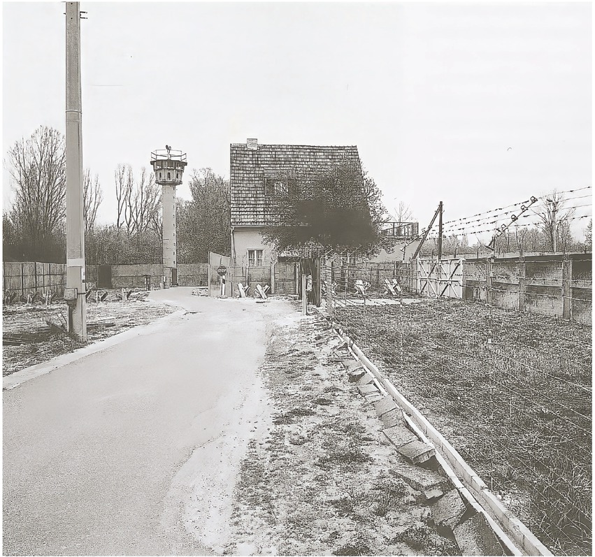 6 Teltow, Landkreis Potsdam-Mittelmark, Grenze in Teltow-Seehof im Jahr 1989 mit Signalzaun, Beobachtungsturm, Kolonnenweg und Wohnhaus