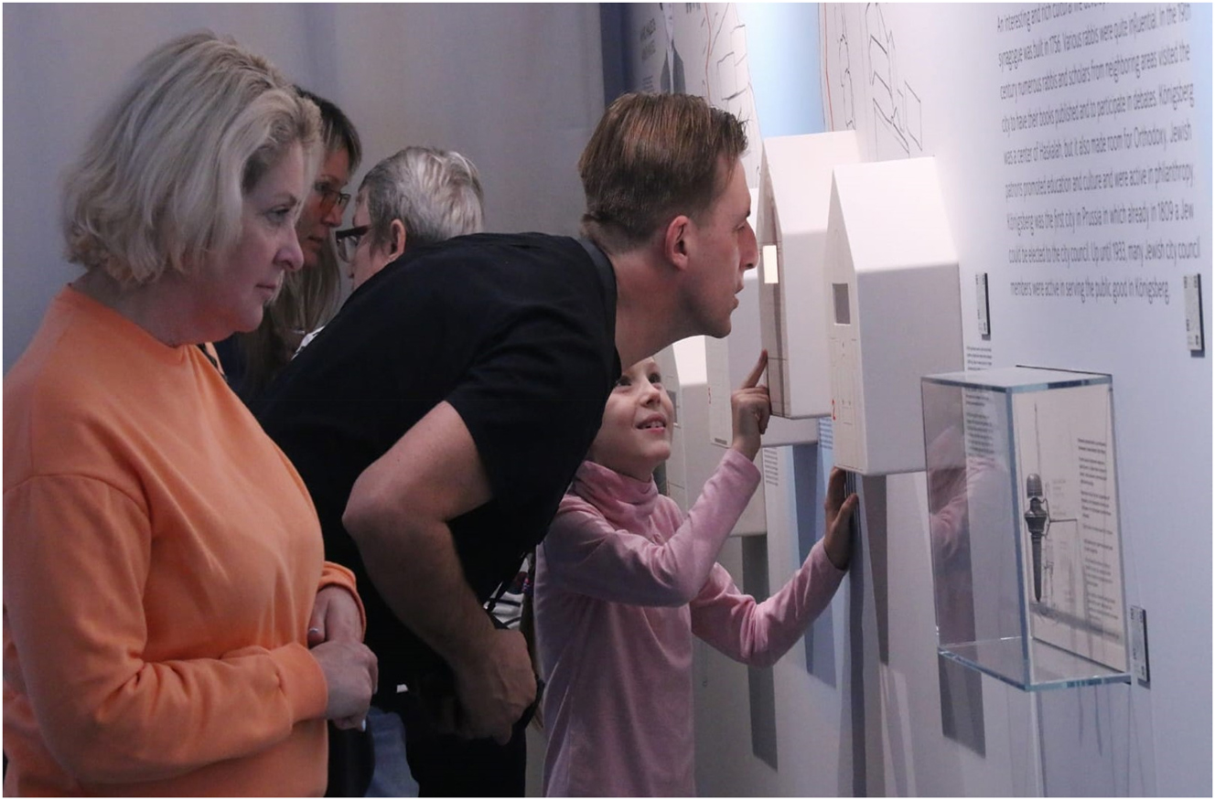 Figure 2: 
Visitors discover stories.
