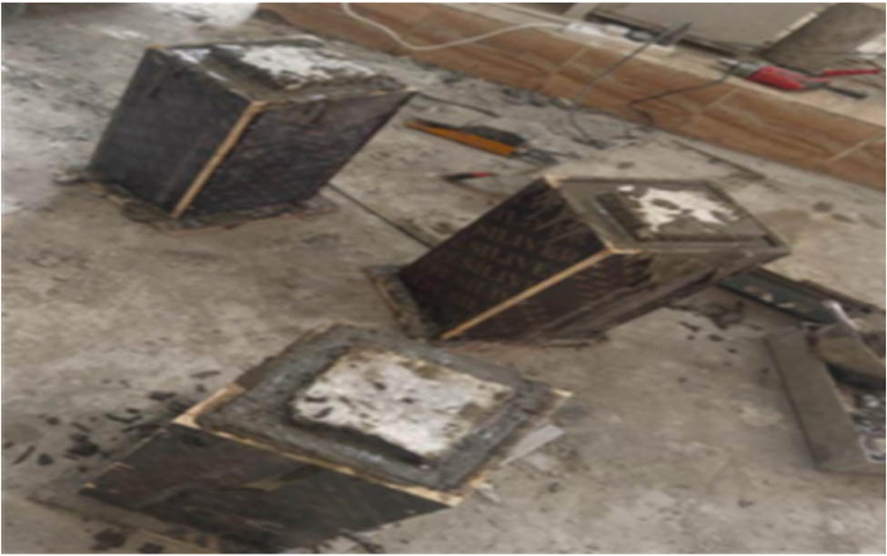 Figure 3 
                  Casting UHPFRC by jacketing for damaged columns.
               
