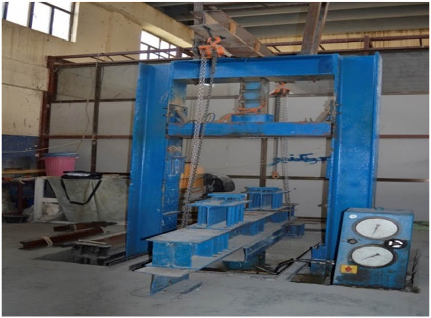 Figure 4 
               Universal testing machine.
            