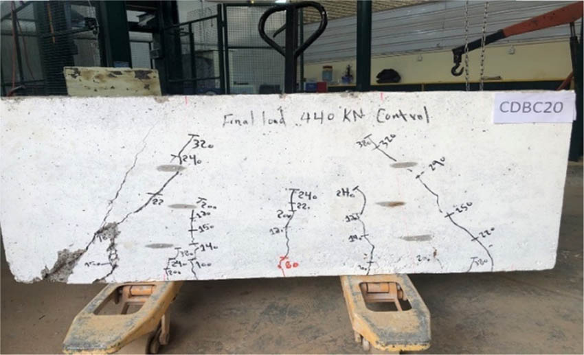 Figure 7 
               Failure mode and crack pattern for CDB.
            