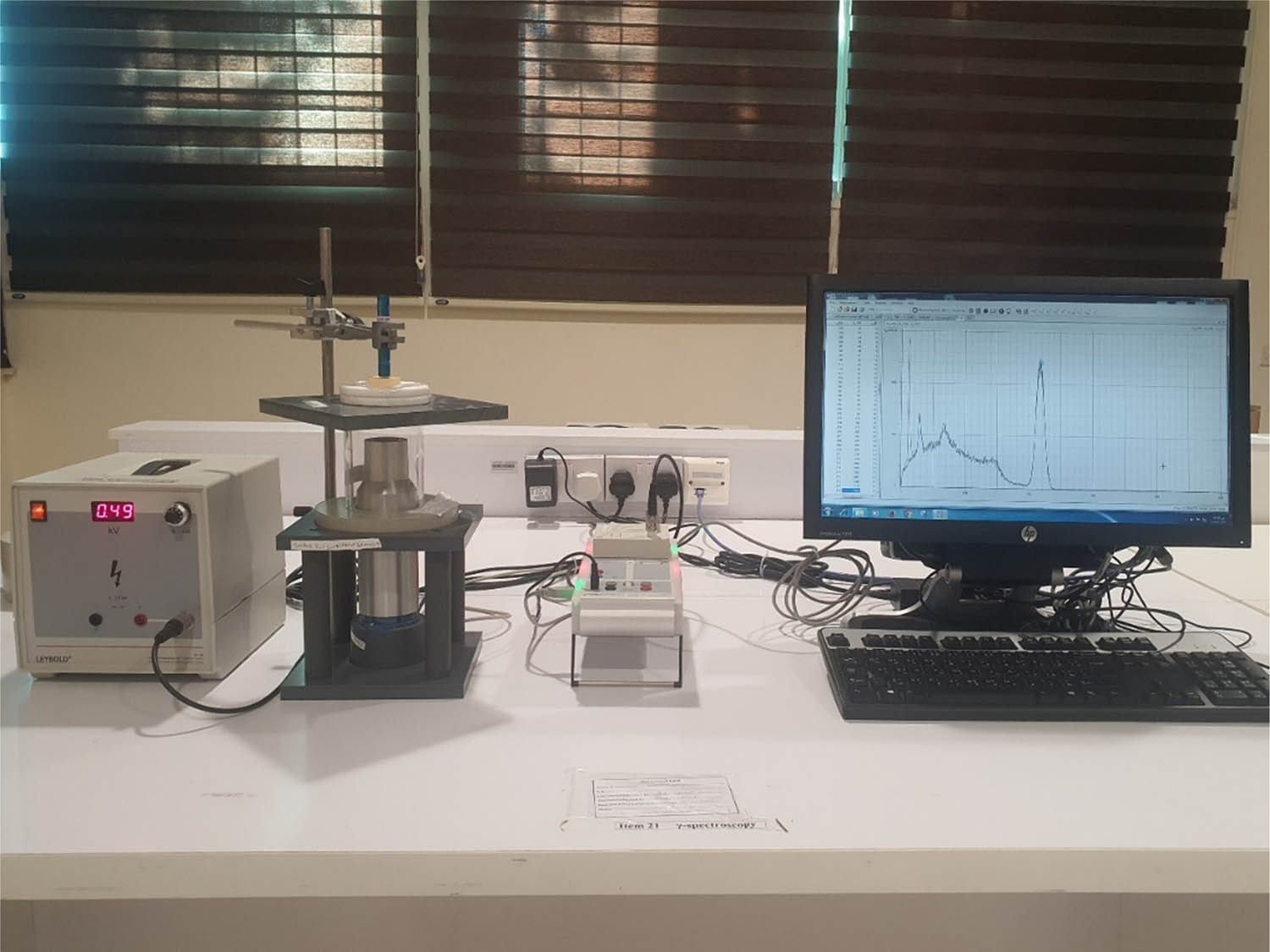 Figure 2 
               The experimental setup for the NaI (Tl) detector used to measure the attenuation factors of the current composites.
            
