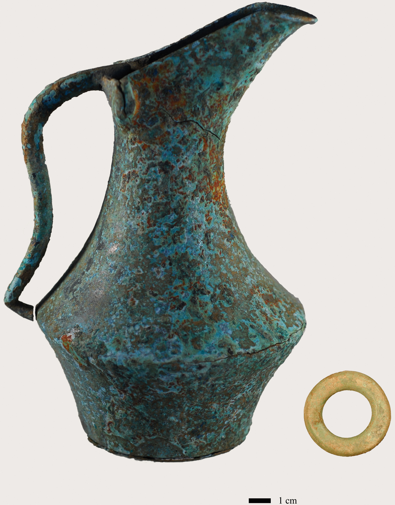 Fig. 10 Schnabelkanne (h. c. 0.210) (PC 01–101) and ring (d. 0.039) (PC 02–102). (Courtesy MVAP).