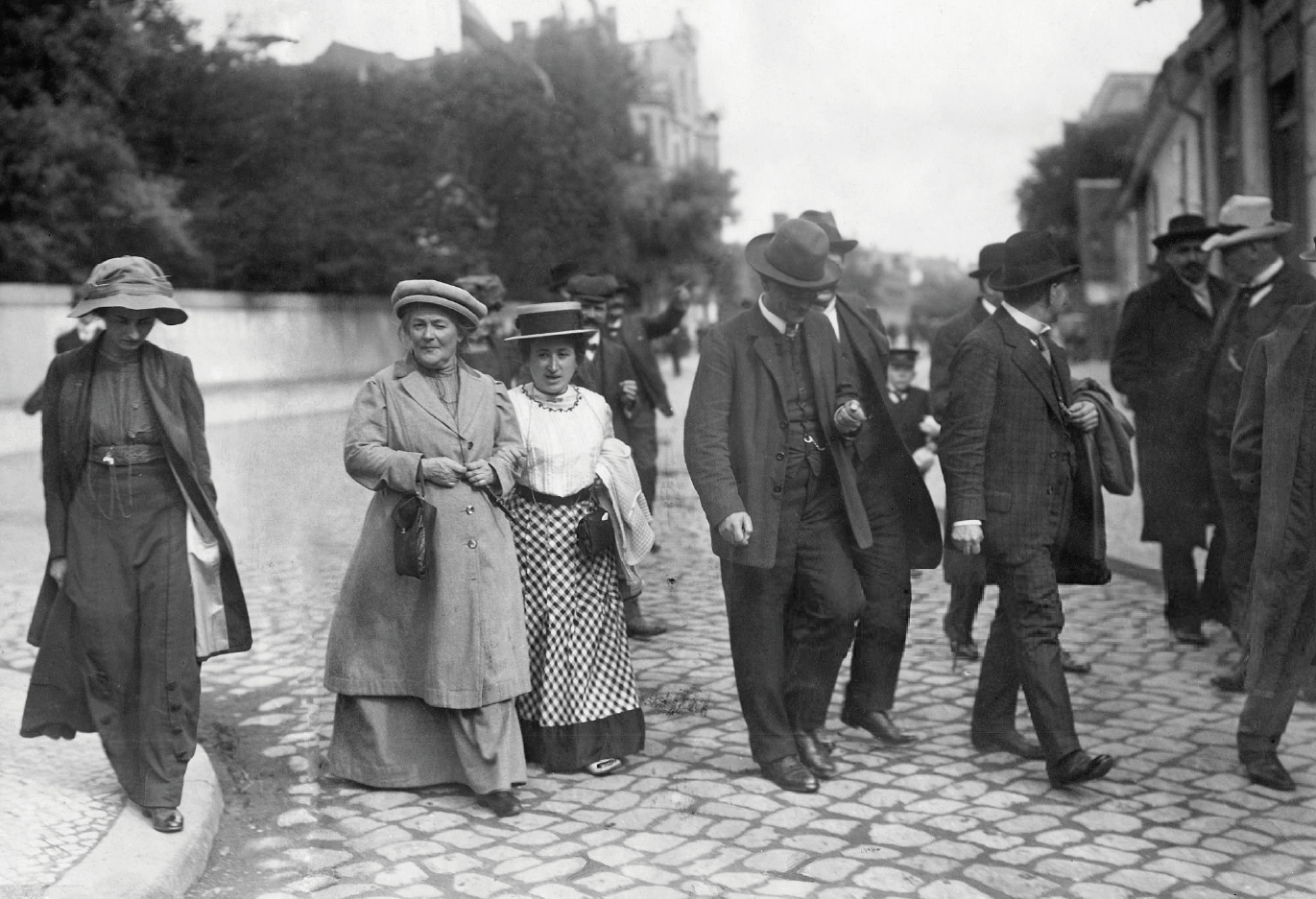Abgeordnete auf dem Parteitag der Sozialdemokratischen Partei Deutschlands (SPD) im September 1910 in Magdeburg. In der Mitte Clara Zetkin zusammen mit Rosa Luxemburg und Käte Duncker.