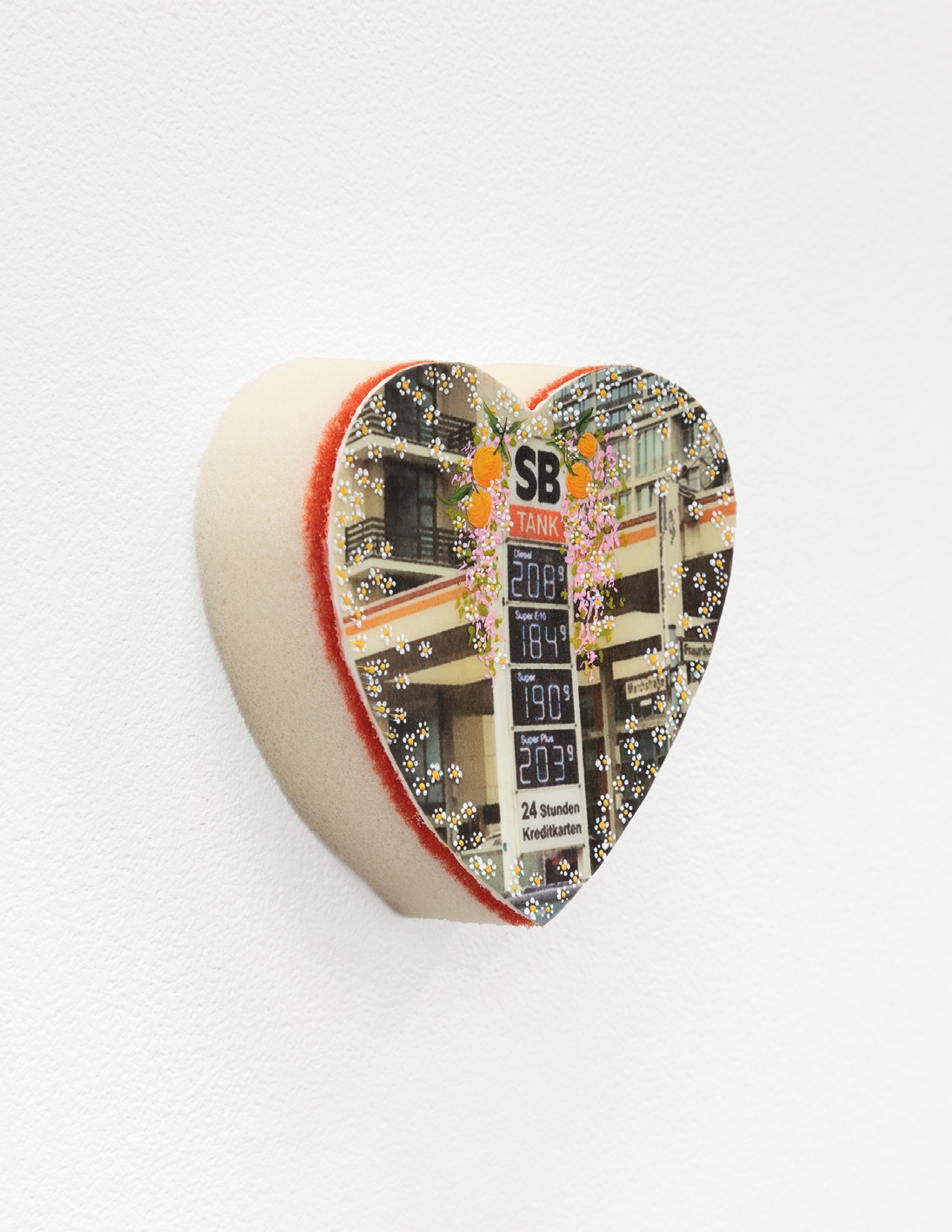  Fill him up, 2023
Collage, varnish and oil on primed kitchen sponge
9 × 8,5 × 3 cm
Courtesy of the artist and Franz Kaka, Toronto.
Photo: LFdocumentation