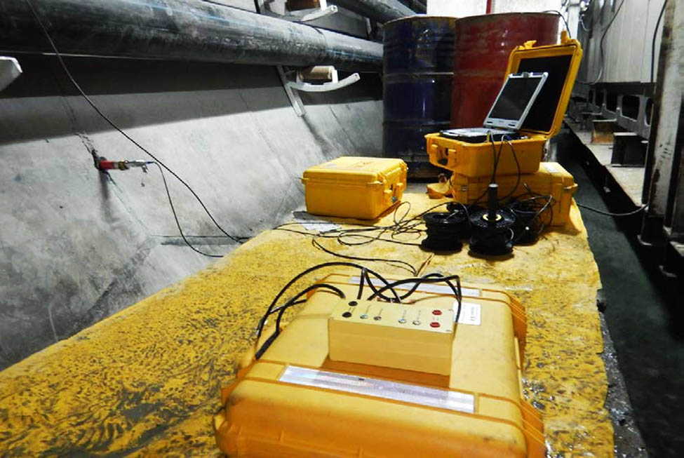 Figure 2 TSP 303 recording unit and accessories; (left side of the picture) TSP 303 receiver already set 2 m deep into side wall.