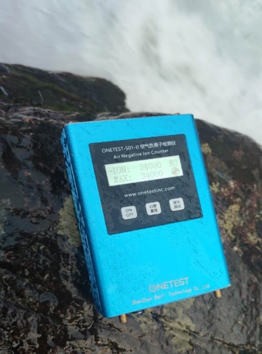 Figure 5 
                     Onetest-501-II air negative ion counter.
                  