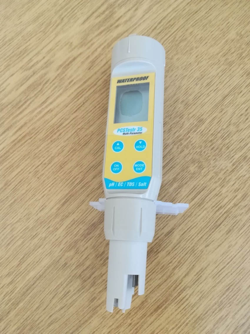 Figure 6 
                     Quick guide multi-parameter tester 35 (Oakton Instruments, USA).
                  