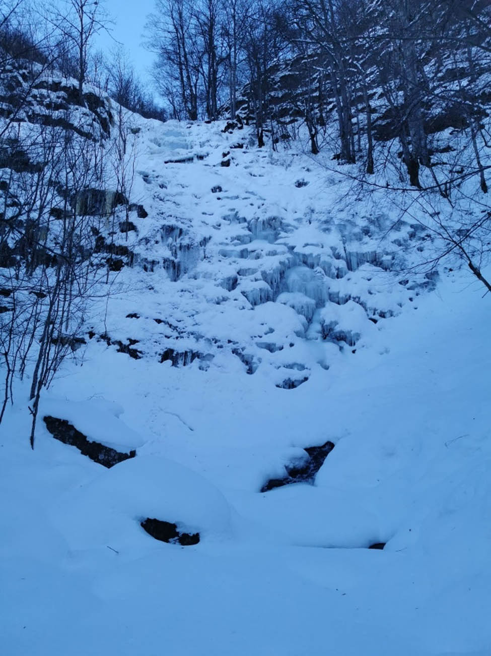 Figure 9 
                  Frozen Donji Piljski waterfall.
               