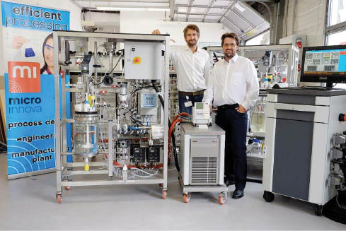  DI Walter Linhart (left), head of the plant engineering department, and CEO Dr. Dirk Kirschneck (right), next to one of Microinnova’s plants developed with the Flow Miniplant technology.