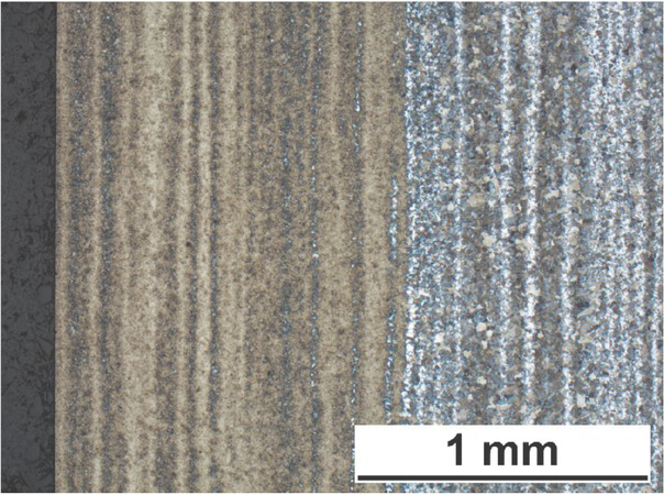 Bild 12 Induktiv randschichtgehärteter 42CrMo4 mit zeiligem ferritisch-perlitischem AusgangsgefügeFig. 12. Inductively surface hardened 42CrMo4 with a banded ferritic-pearlitic initial microstructure