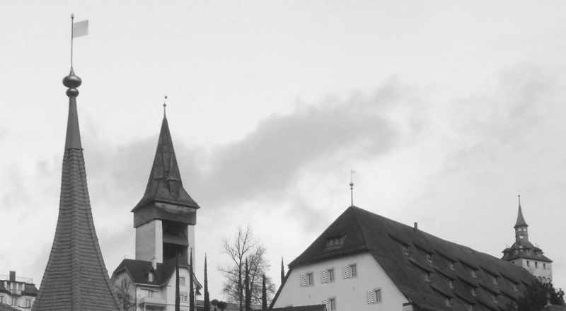 Abb. 1. Wie an vielen Orten des deutschsprachigen Raums lassen sich bei diesem Blick über die Dächer der Stadt Luzern gleich mehrere goldene Turmkugeln auf Kapellen, Befestigungsanlagen und Häusern erkennen. Zumindest in derjenigen an der Spitze des Wach- oder Heuturmes (ganz rechts) sind Einlagen ab 1752 belegt: Colombi, Luzern (wie Anm. 5), 171. Mit Ausnahme von Abb. 6 stammen alle Bildaufnahmen vom Verfasser.
