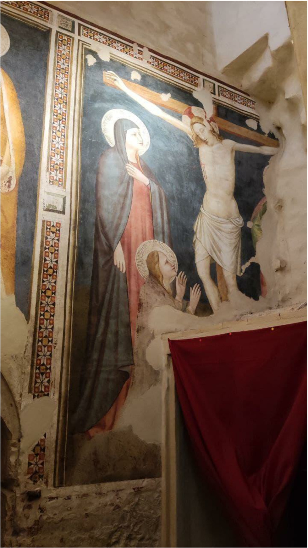 Figure 2 
              The small spaces of the remains of the chapels required the use of a wide-angle lens and the support of a couple of studio flash units to allow a homogeneous light condition.
            