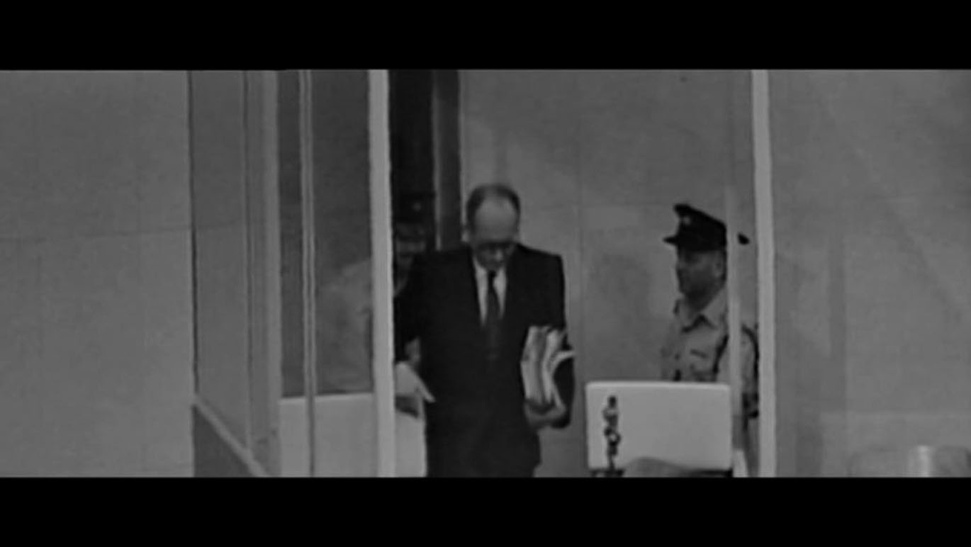 Abb. 5 
          Adolf Eichmann betritt den Glaskasten.Copyright für die Abbildungen 5–7 sowie 9: Israelisches Staatsarchiv
        