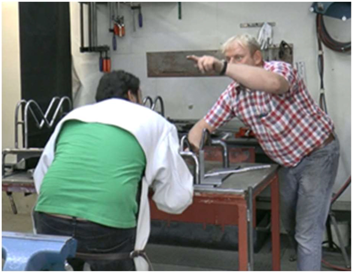 Figure 2: 
Instructor points, trainee gazes at him.
