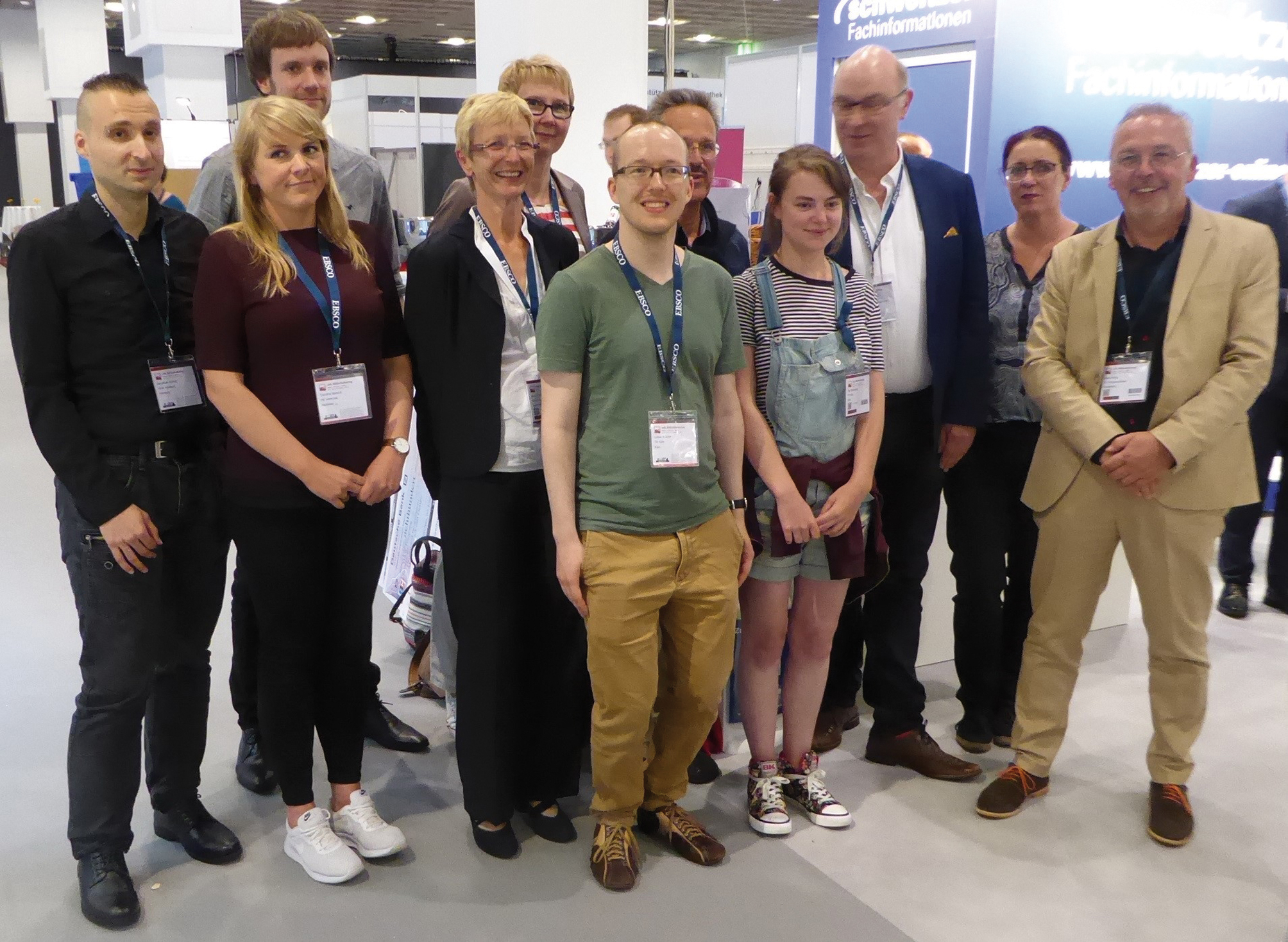 Auf dem Stand von Schweitzer Fachinformationen erhielt jedes der drei siegreichen Teams im Rahmen eines Empfangs einen Scheck über 800 Euro (Foto: M. Ockenfeld).