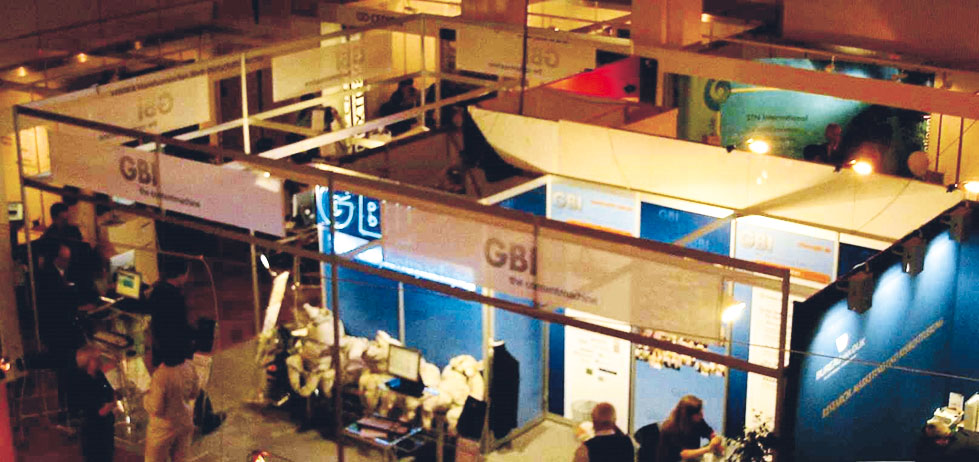  Der Stand der GBI mit den fünf Schweinen auf der comInfo im Juni 2002 im Frankfurter Palmengarten (Foto: DGI).