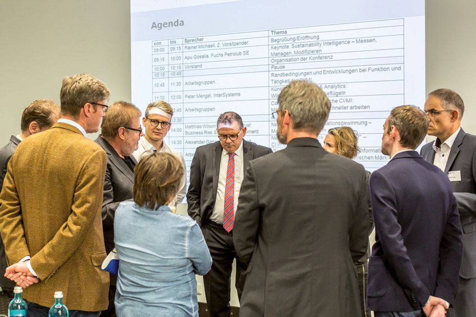 Abbildung 2 Intensive Diskussionen fanden in den wechselnden Arbeitsgruppen statt (Foto: Rainer Michaeli).