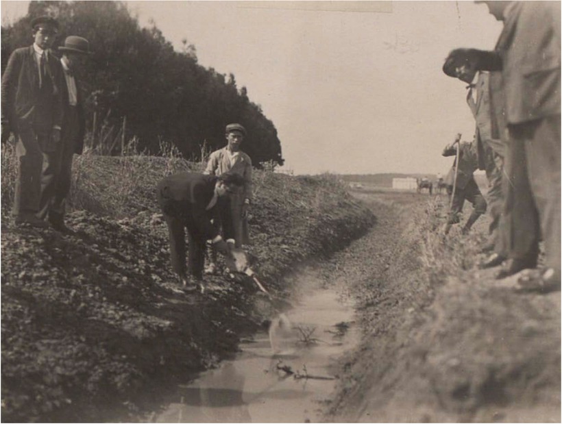 Fig. 1 Spraying of Paris Green in San Guiseppe La Rena.