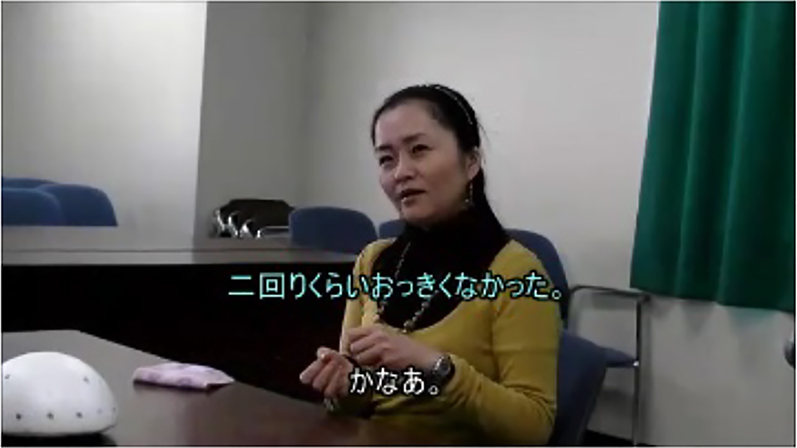 Photo 1:
Speaker C inclines her head slightly while replying =ka=naa to Listener E’s utterance. Video published at: http://www.speech-data.jp/chotto/2012/2012025.html.
