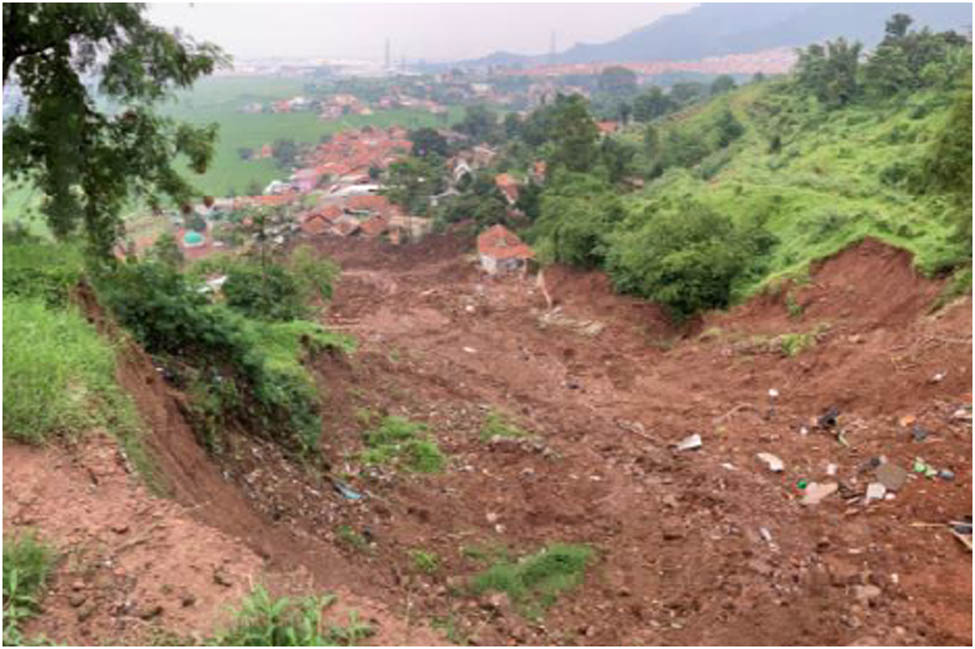 Figure 10 
               Soil materials located at the landslide area.
            