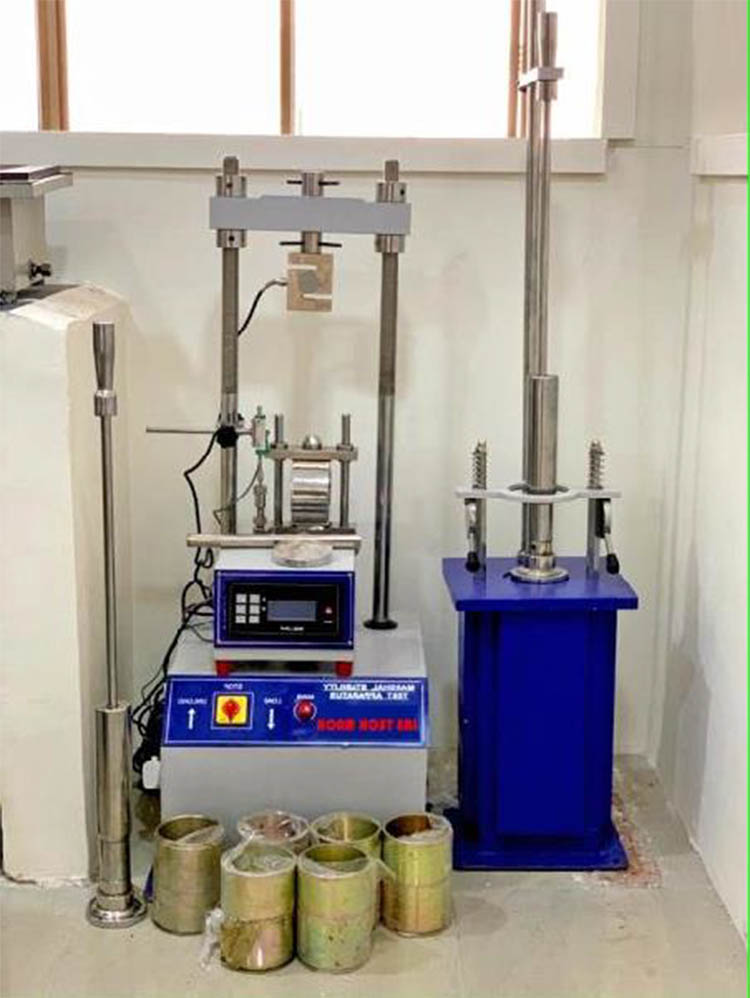 Figure 6 
                  Marshall stability apparatus.
               