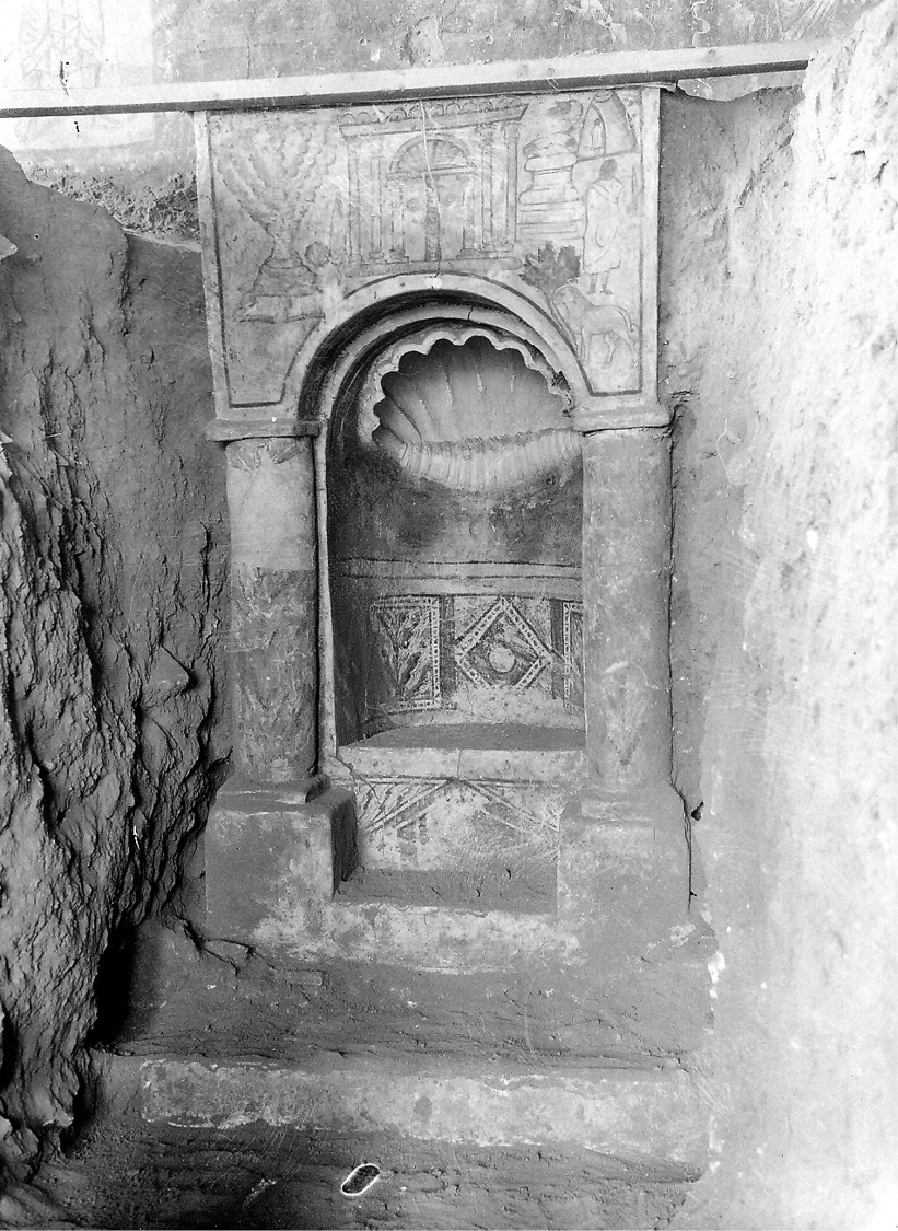 Fig. 12: The aedicula (Torah Shrine) in the west wall of the synagogue at Dura-Europos, 1932 (©Yale University Art Gallery/Wikimedia commons).