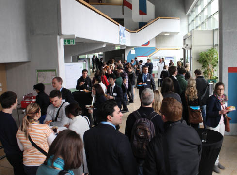 Abbildung 3: Industrieausstellung im Foyer des Hörsaaltraktes (Copyright Conventus Congressmanagement & Marketing GmbH).