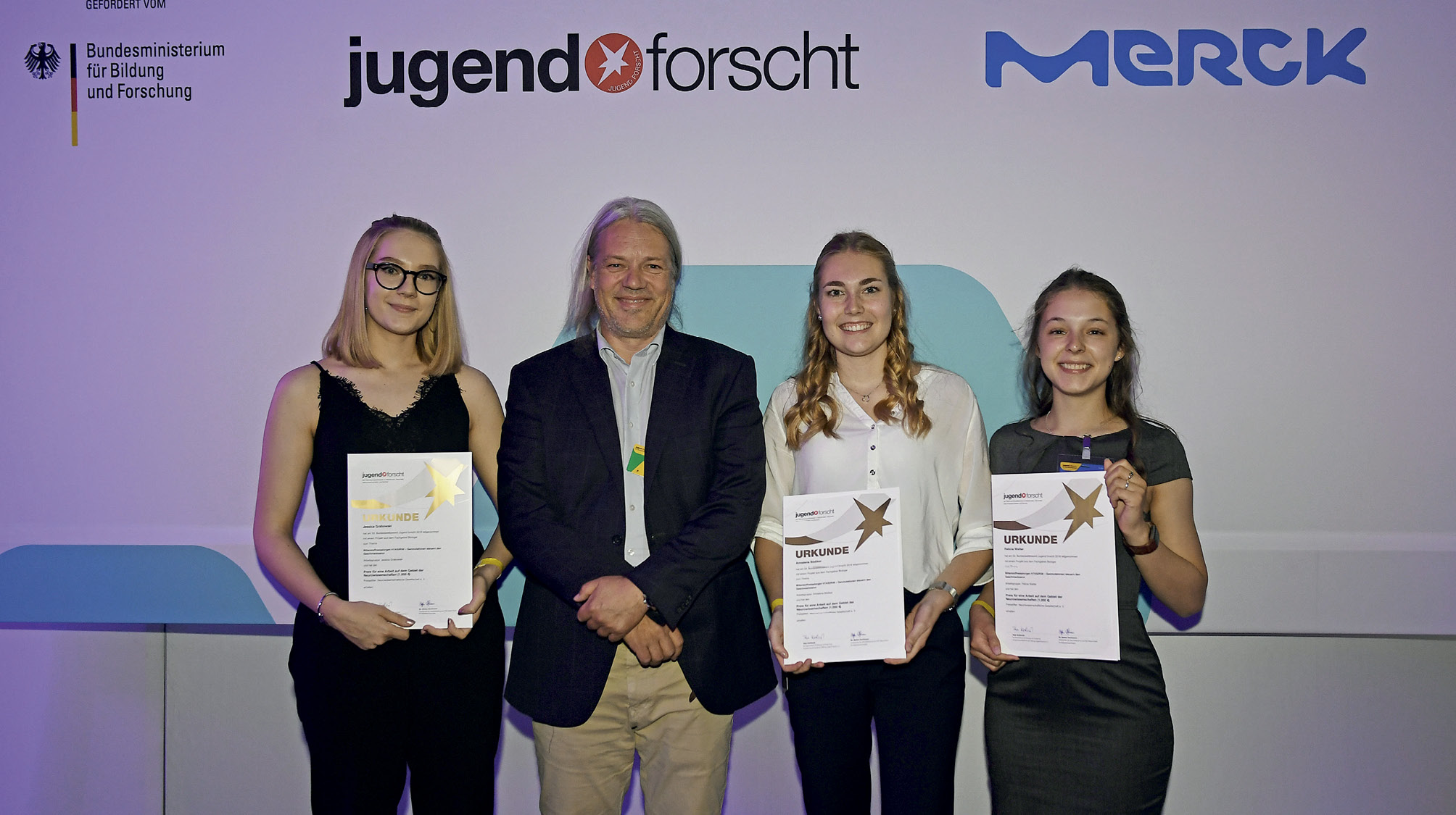 Preisträgerinnen 2018 mit NWG-Mitglied Carsten Duch: Jessica Grabowski, Carsten Duch, Annalena Bödiker, Felicia Walter, Jacob-Grimm-Schule, Kassel (von links) (Bildnachweis: Stiftung Jugend forscht e. V. / Merck)