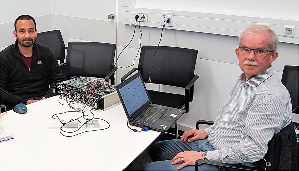 Abbildung 1: 
Hans Reiner Polder und sein Doktorand Chaitanya Jha diskutieren den ersten Prototypen zum neuen UniClamp-Verstärker, dem digitalen Pendant zum analogen ELX-03XS Verstärker, einem der „Arbeitspferde“ von npi electronic.
