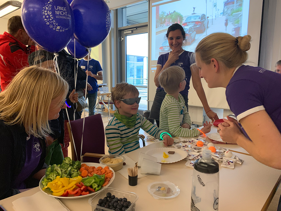 Fig. 2:
Public outreach activities of the RTG 2413. Long Night of Sciences 2019. Photo: A. Dirks/SynAGE