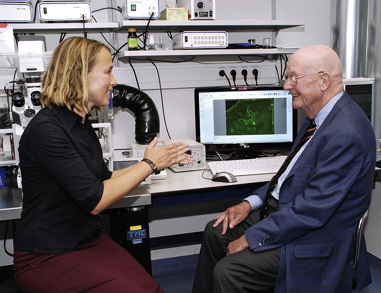 Figure 1: 
Prof. Britta Qualmann discussing her results with Dr. Armin Schram during his visit at University Hospital Jena in 2011. Picture courtesy of Britta Qualmann (Foto: Riese/UKJ).

