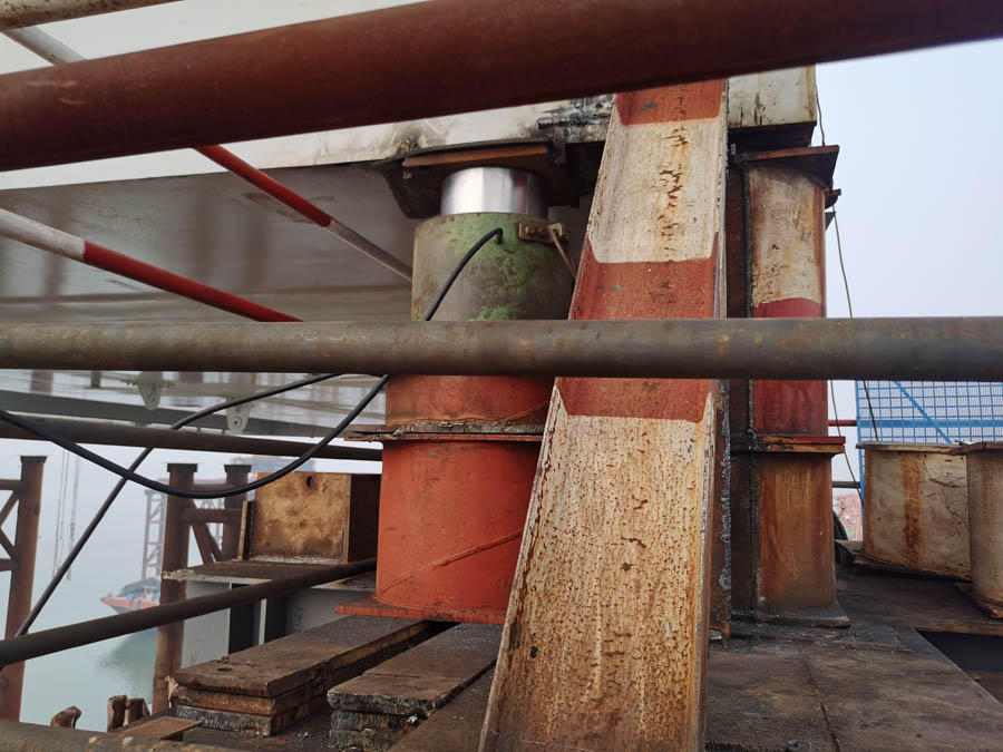 Figure 7 
                  Pre-settlement of side support point.
               