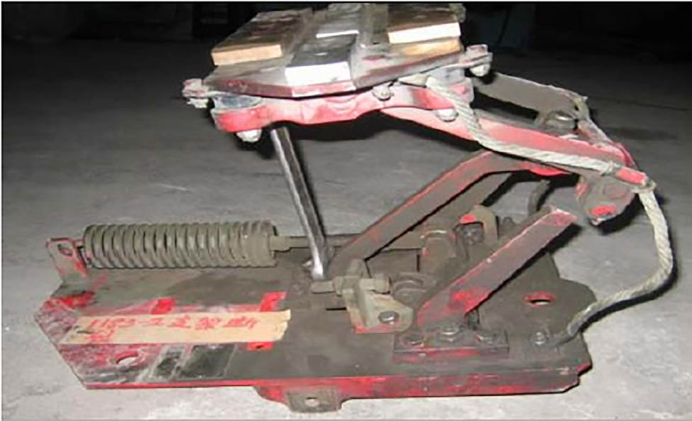 Figure 2 
               Fracture in the lower frame.
            