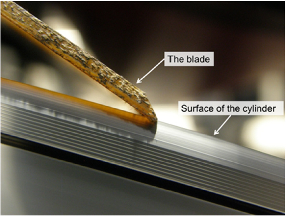 Figure 3 The doctor blade and the cylinder surface used for creping the high basis weight paper samples.