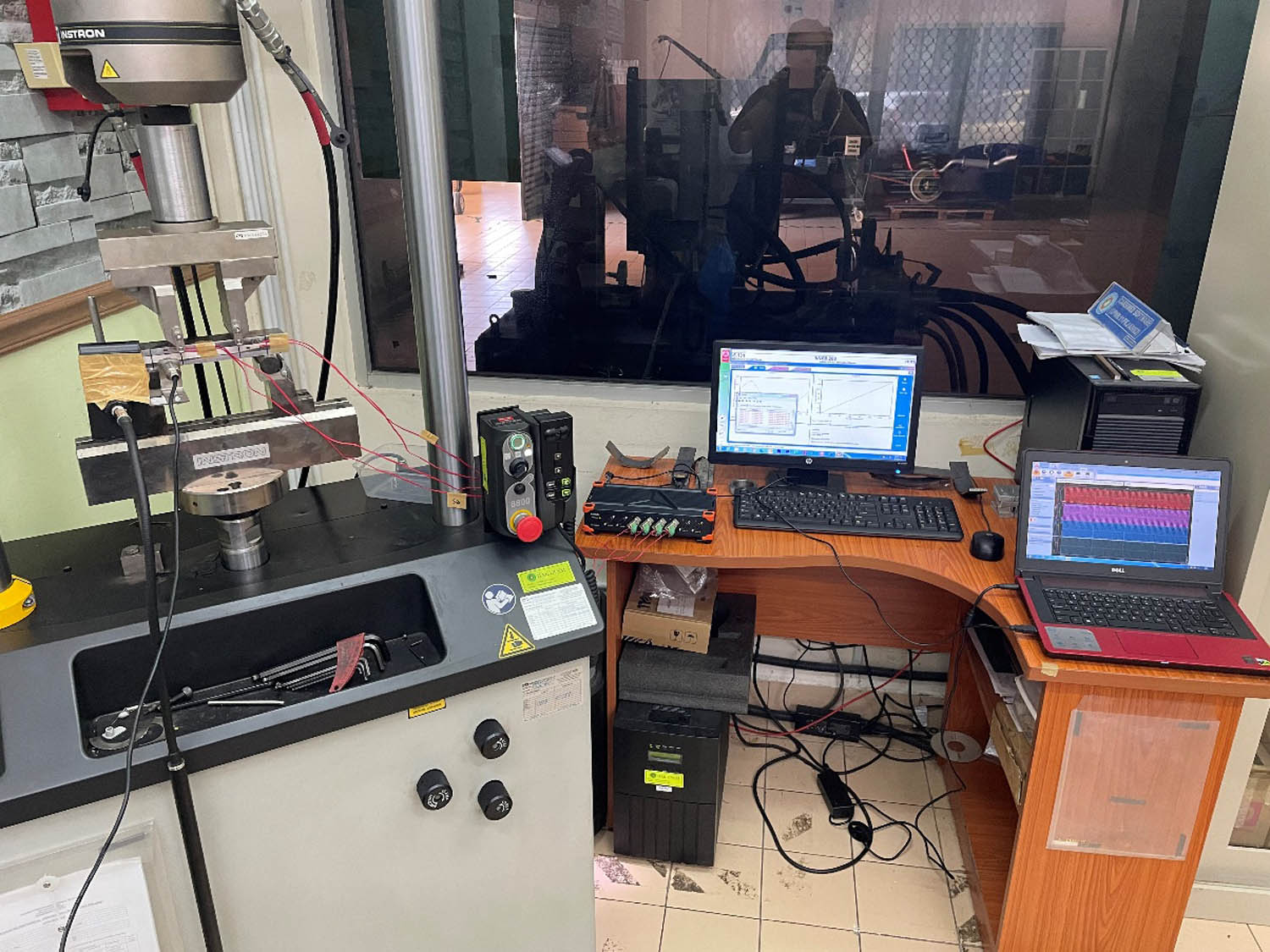 Figure 8 
                  The set-up of the four-point bending test using Fatigue Servo Hydraulic Machine and a Dewesoft Data Acquisition system.
               