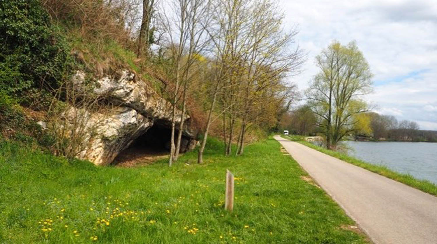 Figure 2
General view of Les Cabônes site (Ranchot, Jura, France). The site is on the left, and the Doubs River is on the right. © C. Cupillard.