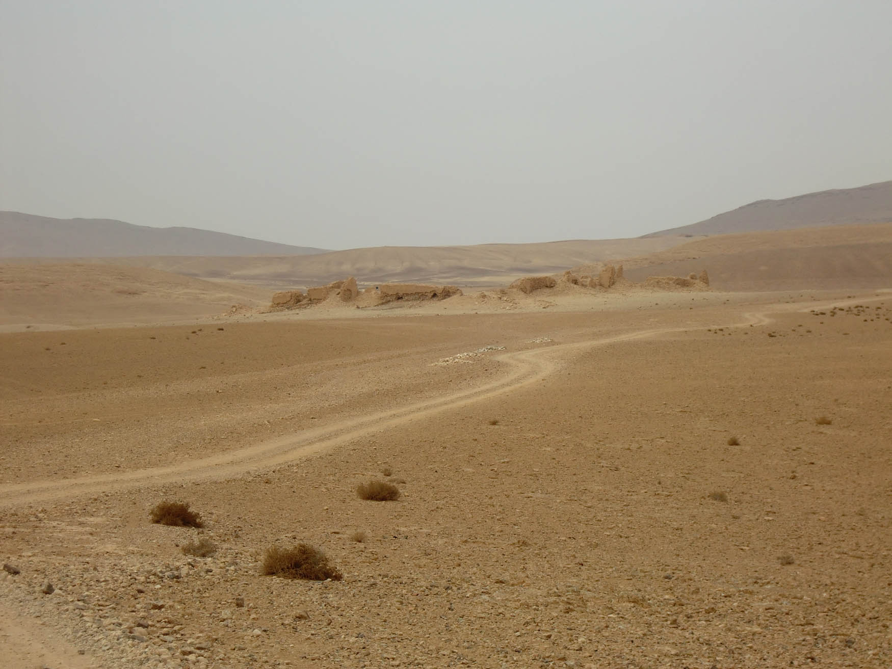 Figure 12
Khan al-Manqura facing N, with the approach to the mountain pass in the background. Photo: Jørgen Christian Meyer.