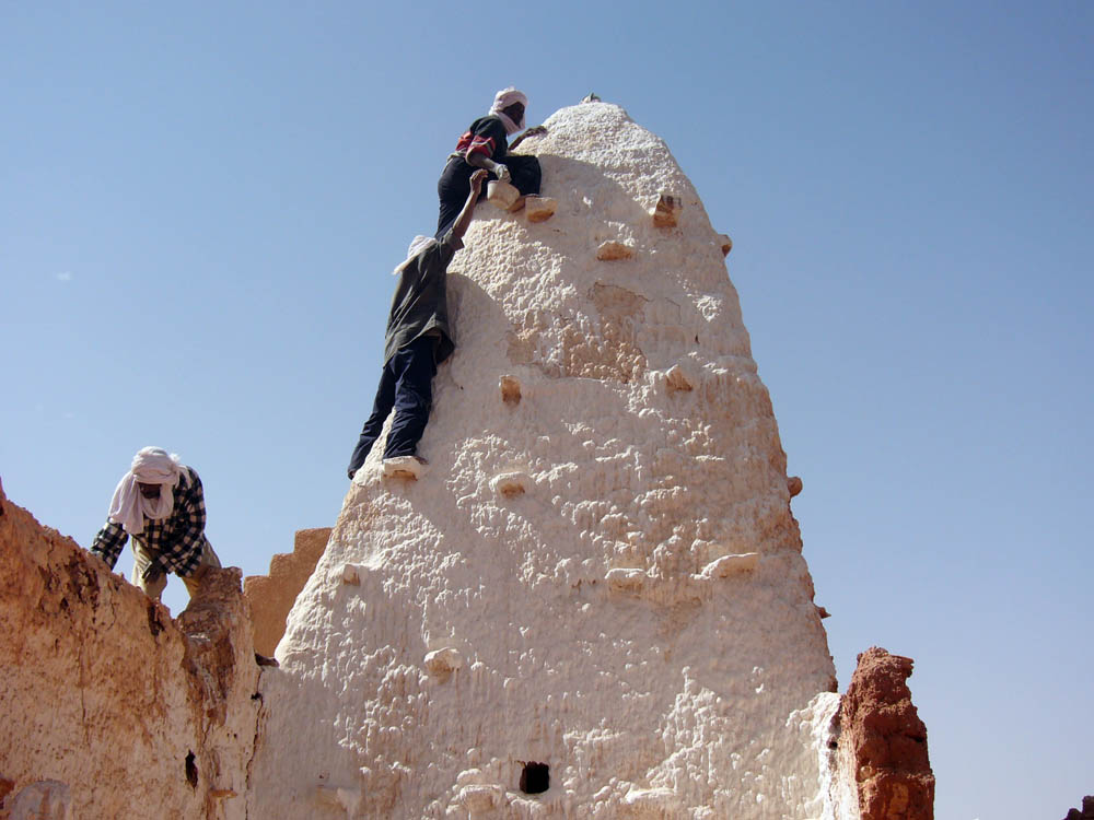 Figure 8 
                  Renovation of a mausoleum during the Sbuâ annual pilgrimage (Source: CNRPH, 2011).
               